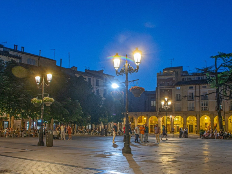 Iluminación en la plaza del Mercado en Logroño