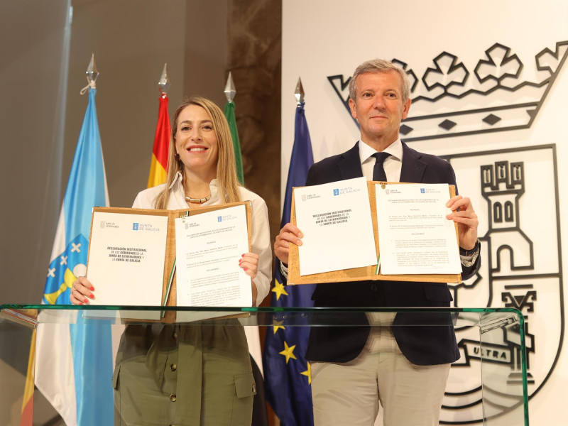 La presidenta de la Junta de Extremadura, María Guardiola, y el presidente de la Xunta de Galicia, Alfonso Rueda, firman una declaración institucional