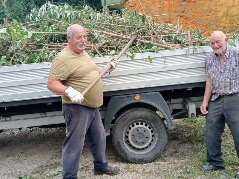 Dos vecinos del pueblo realizando trabajos de desbroce en Tudela Agüeria