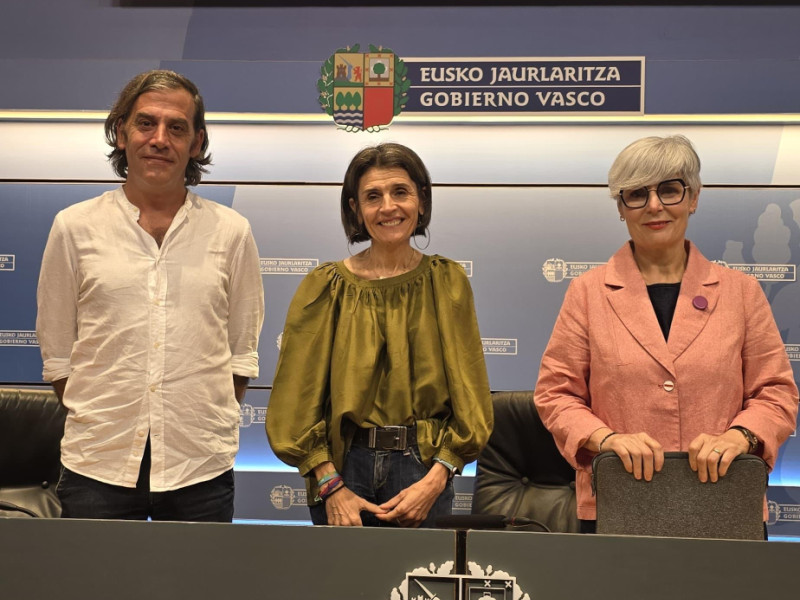 Nerea Melgosa y Miren Elgarresta junto al autor del estudio