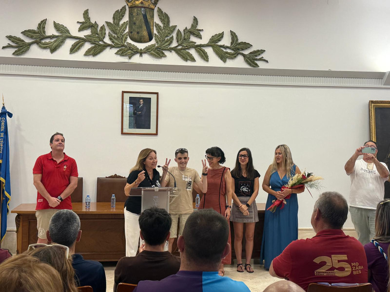 Claudio, de Aprosdeco, recibe el reconocimiento por el nuevo cartel anunciador de la Fiesta de moros y Cristianos de Dénia 2025