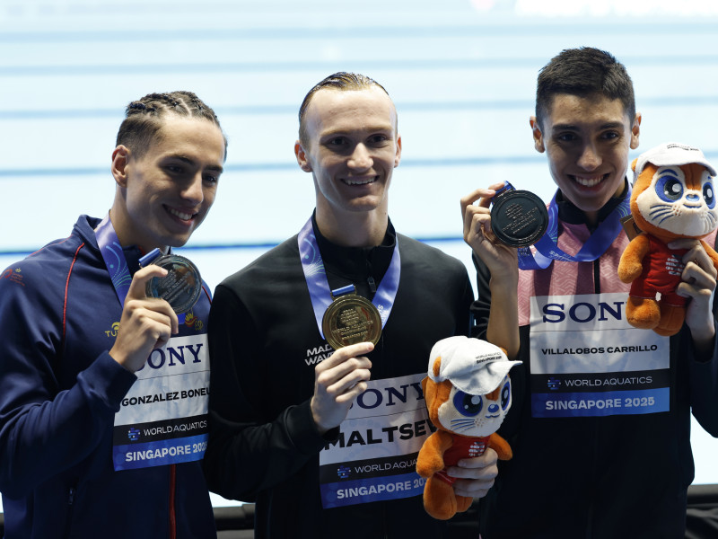 Dennis González, primero por la izquierda, en el podio del mundial de natación.