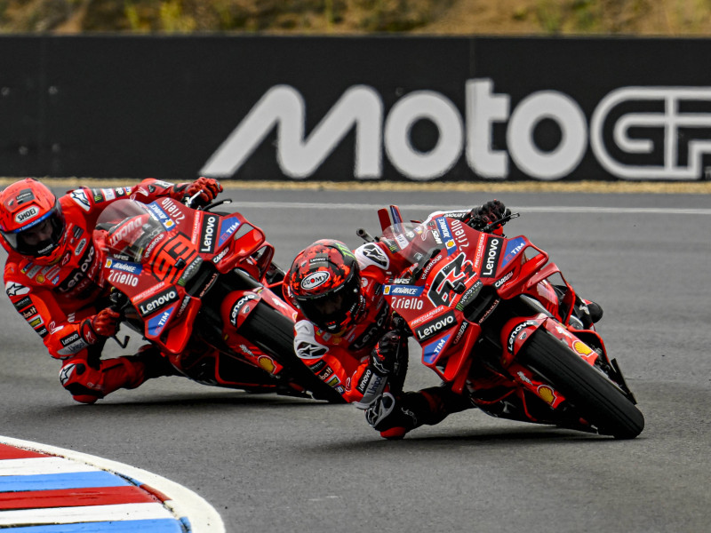 Bagnaia rueda por delante de su compañero Marc Márquez en el trazado de Brno.