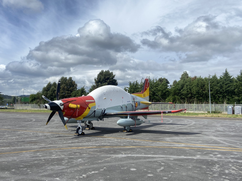 El avión en el que hará las prácticas la Princesa Leonor, protegido antes del comienzo de la jornada de puertas abiertas en Santiago