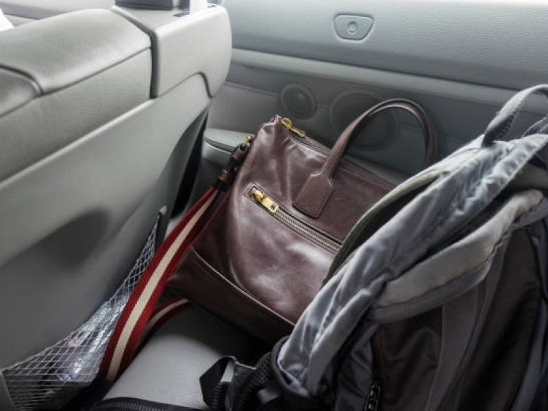 Mochila en el interior de un coche