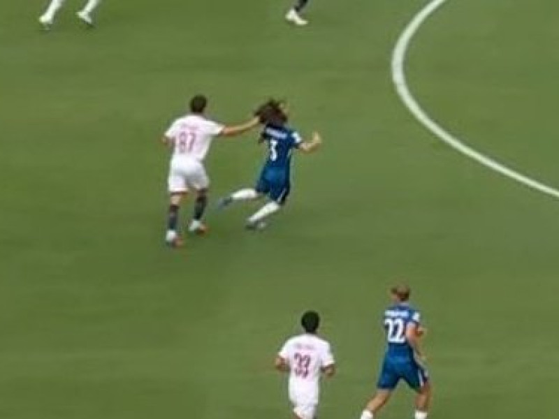 Agarrón de Joao Neves a Cucurella