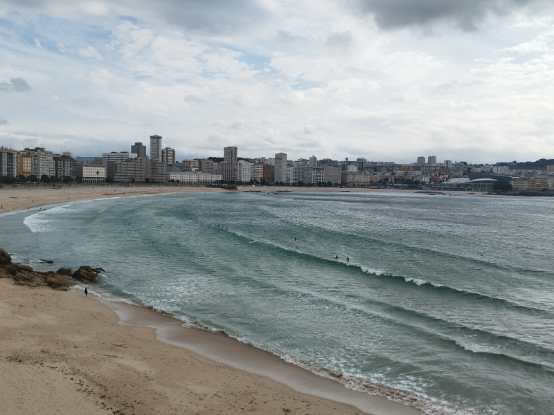 Surfistas entre las playas del Orzán y Matadero de A Coruña