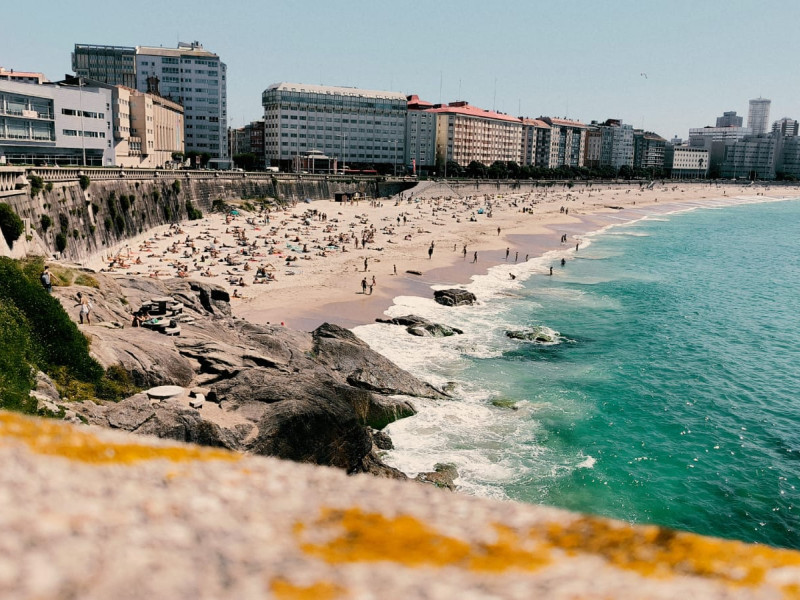 Vista de la ensenada del Orzán-Riazor,  desde el paseo marítimo de A Coruña