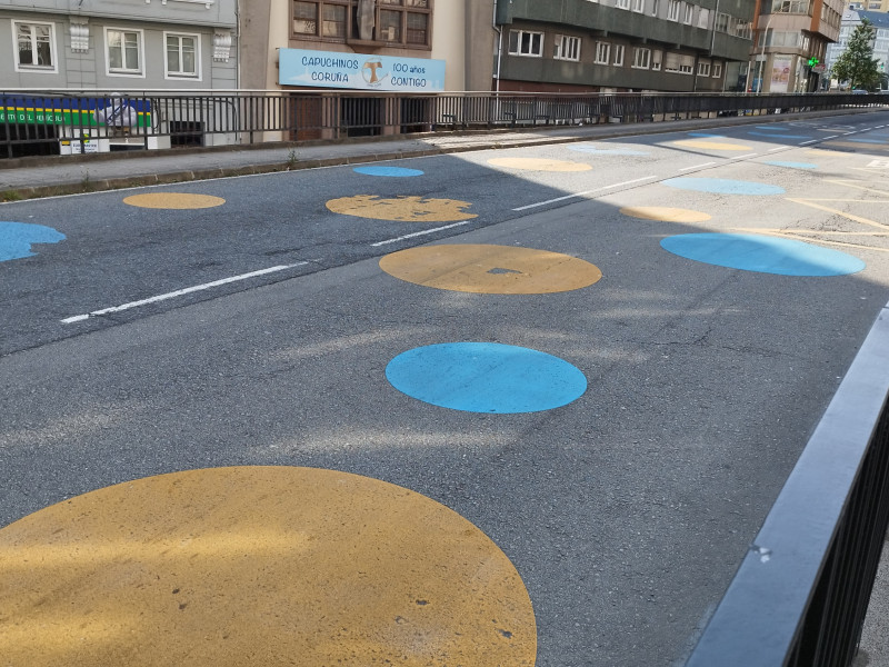 Marcas viales en Juan Flórez (A Coruña) delante del CEIP Labaca, zona 30