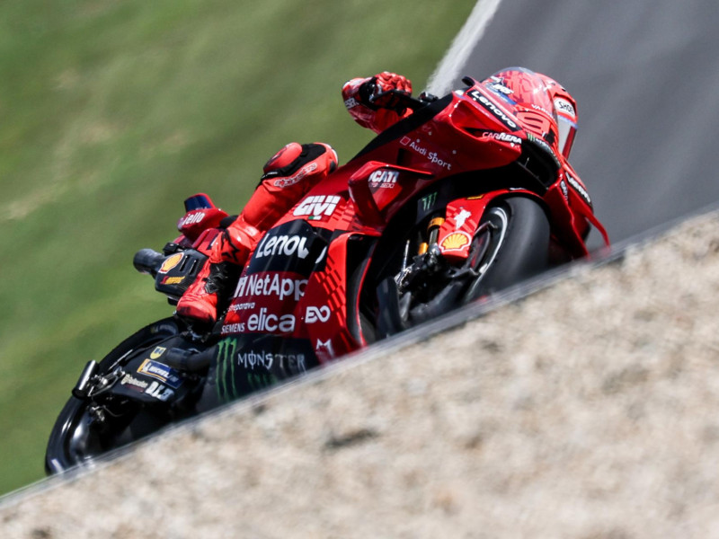 El piloto del equipo Ducati Lenovo, Marc Márquez de España, en acción durante la carrera de Moto GP del Gran Premio de Motociclismo de la República Checa en el circuito Automotodrom Brno en Brno, República Checa.