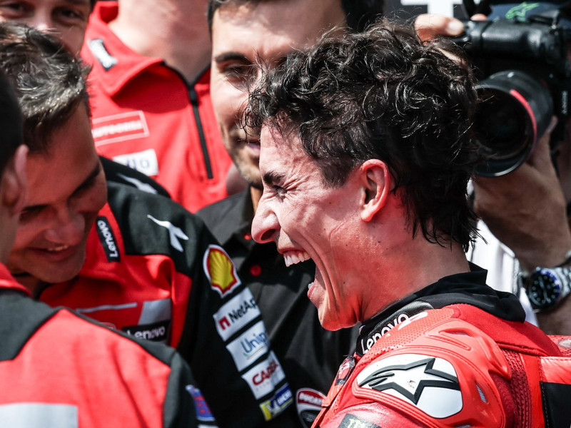 El piloto del equipo Ducati Lenovo, Marc Márquez de España, celebra tras ganar la carrera de Moto GP del Gran Premio de Motociclismo de Chequia en el circuito Automotodrom Brno en Brno, Chequia.