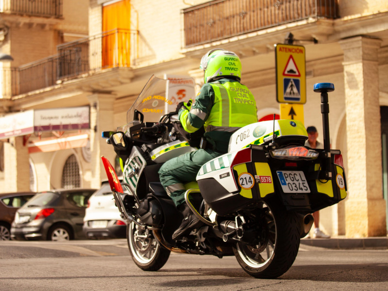 Agente de la Guardia Civil de Tráfico conduciendo una motocicleta en España