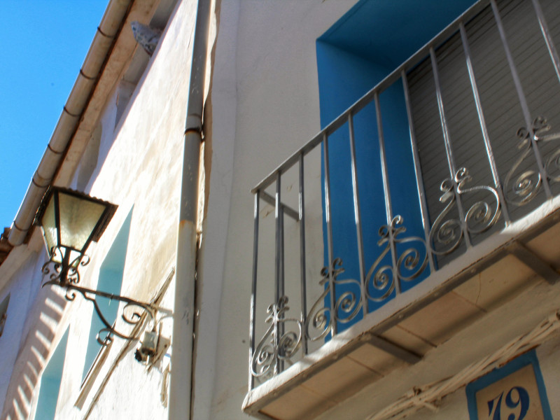 Calle estrecha en Chelva, un pequeño pueblo de Valencia