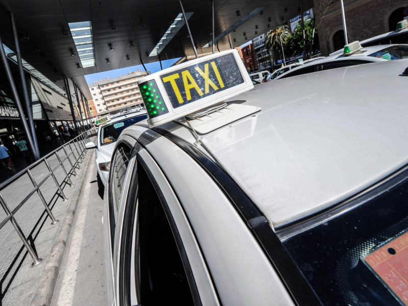 Un taxi con el módulo en la parte superior del coche