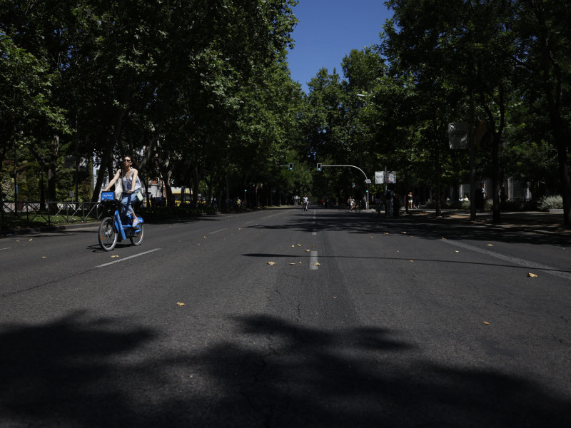 Una mujer monta en bici en Madrid
