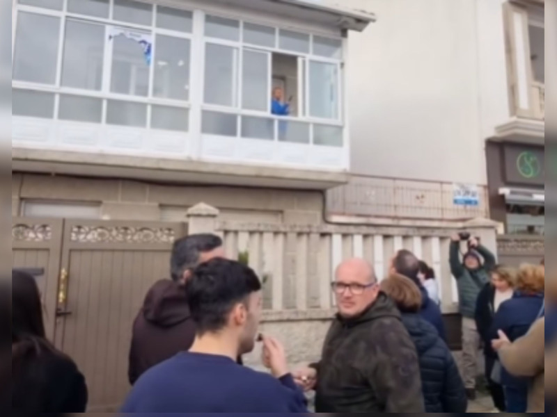Imagen de los vecinos en la puerta del inmueble okupado en Poio (Pontevedra)