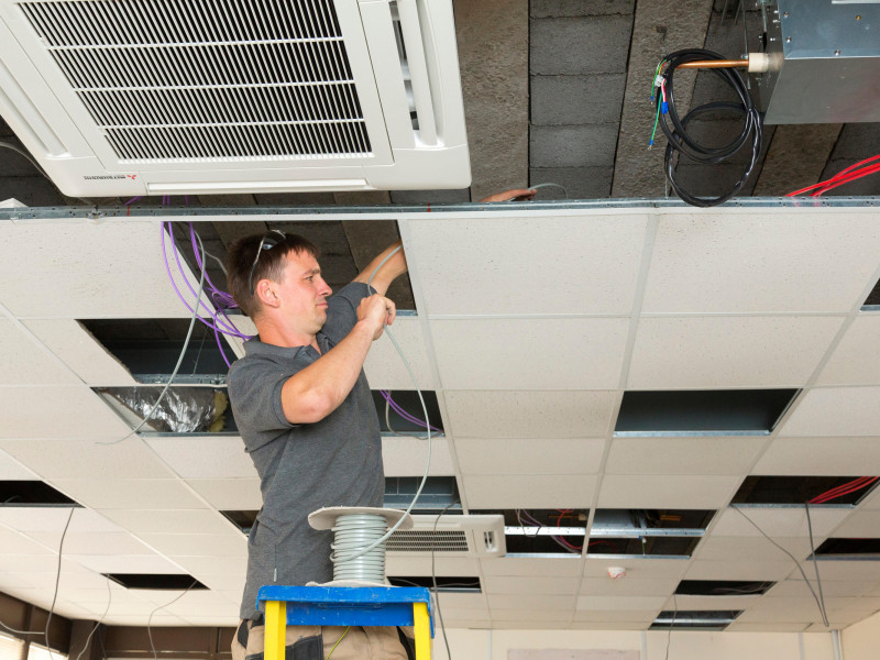 Un electricista en plena instalación