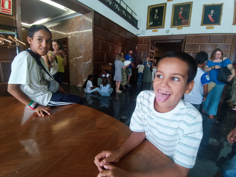 Un niño saharaui durante la recepción en el Ayuntamiento de Zaragoza
