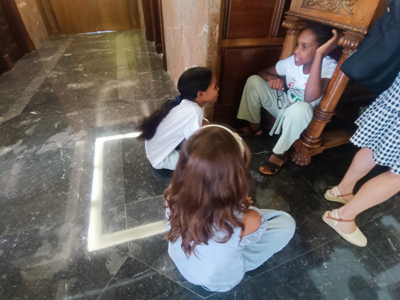 NIñas saharauis y aragonesas comparten confidencias y juegos