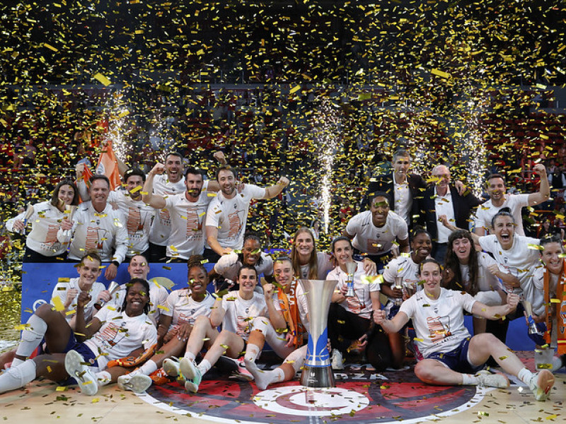 Rubén Burgos, en la celebración de su tercera Liga Femenina Endesa consecutiva, en Zaragoza