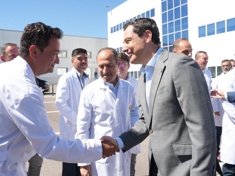 El presidente de la Junta de Andalucía, Juanma Moreno, ha visitado esta mañana la factoría de Valeo en Martos