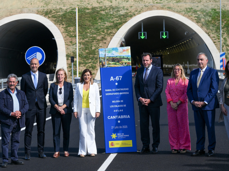 El ministro de Transportes y Movilidad Sostenible, Óscar Puente, junto a la presidenta de Cantabria, María José Sáenz de Buruaga, preside la puesta en servicio del nuevo ramal de continuidad entre Sierrapando y Barreda, en el nudo de Torrelavega, a 21 de julio de 2025, en Torrelavega, Cantabria (España).Nacho Cubero / Europa Press21/7/2025