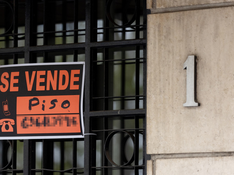 Vista de un cartel de 'Se vende' en un portal de Madrid