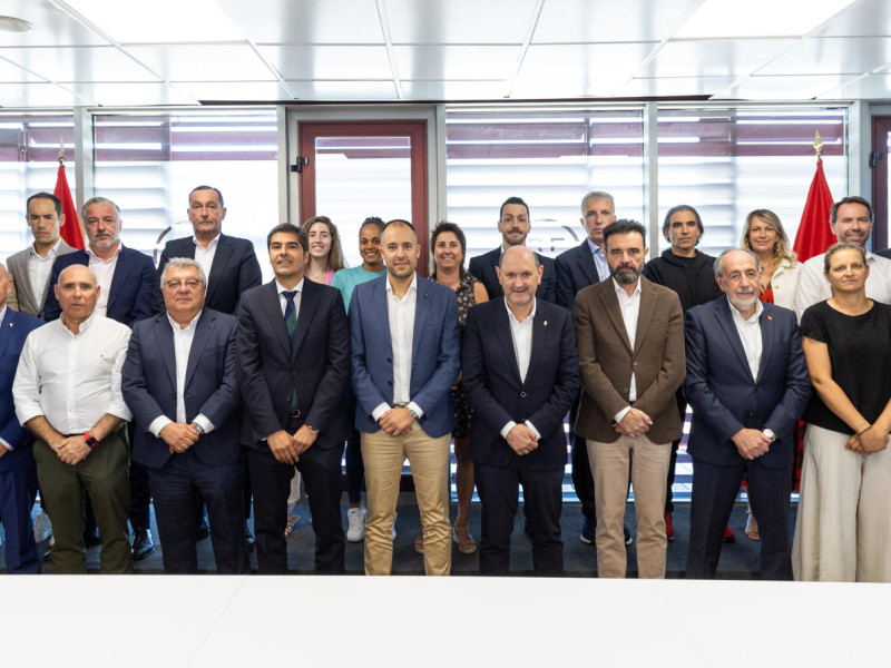 El presidente del Comité Técnico de Árbitros de la Real Federación Española de Fútbol, Fran Soto Balirac (c), junto al presidente de la Real Federación Española de Fútbol, Rafael Louzán (6d) durante la presentación del equipo de trabajo que le va a acompañar al frente de la dirección arbitral para el inicio de una etapa con la transparencia, la unidad, la independencia, la meritocracia y la objetividad como principios rectores básicos