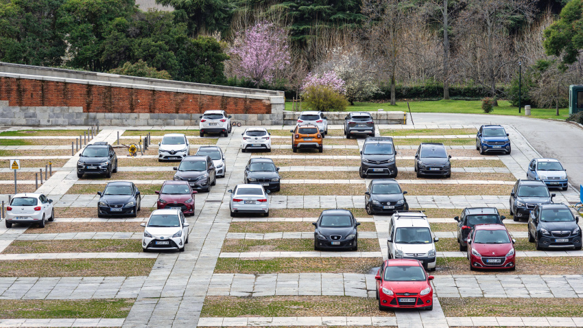 Parking exterior en Madrid con variedad de vehículos aparcados