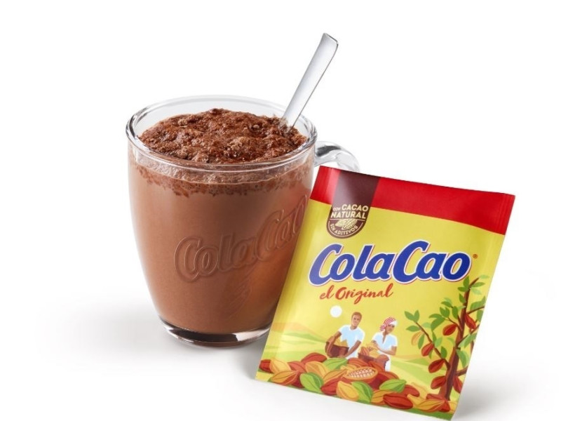 Un vaso y un sobre de Colacao