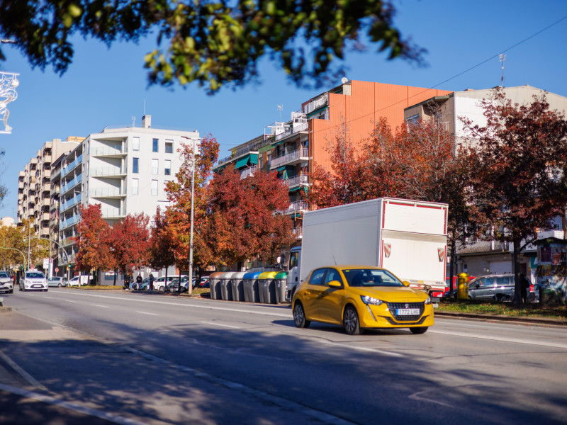 Una parada de autobús tranquila pero vacía en Barcelona