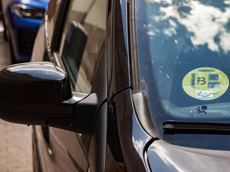 Pegatina de Zona de Bajas Emisiones B en el coche, necesaria para circular por el centro de la ciudad como parte del plan de sostenibilidad ambiental