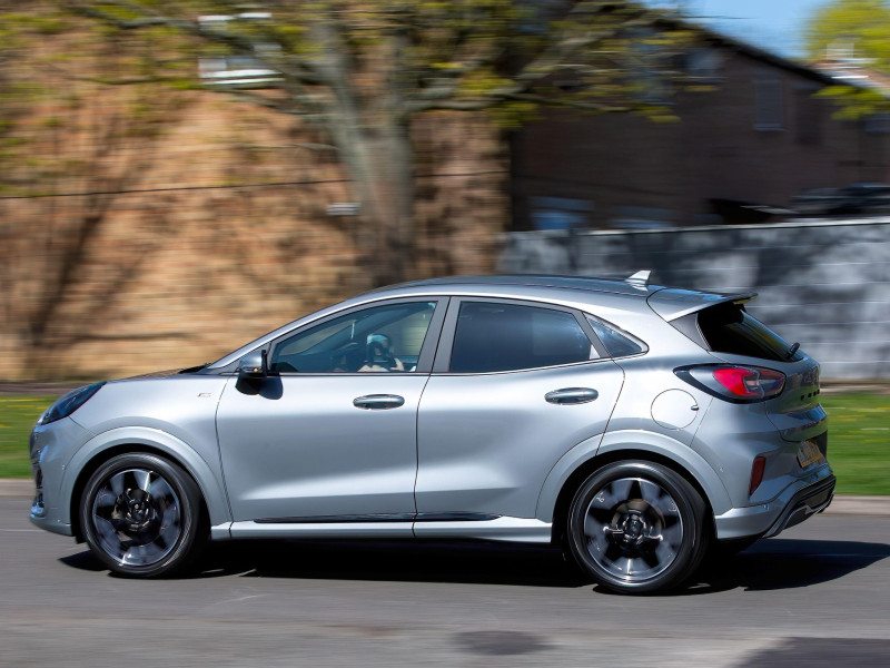 El coche eléctrico híbrido Ford Puma circula por la carretera