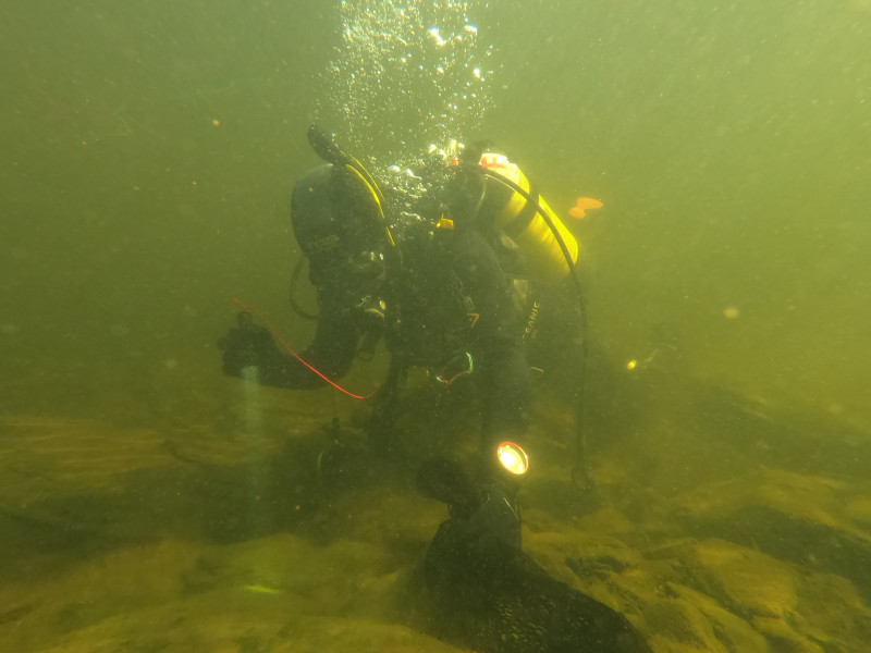 Para la instalación de la rampa el año pasado fue precisa la retirada de las colonias de mejillones de río que había en la zona