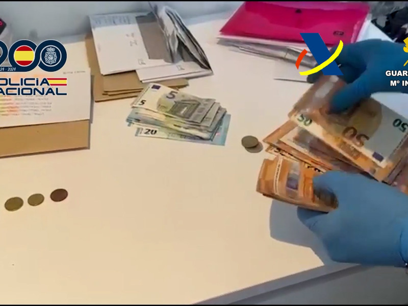 Dinero requisado por los agentes