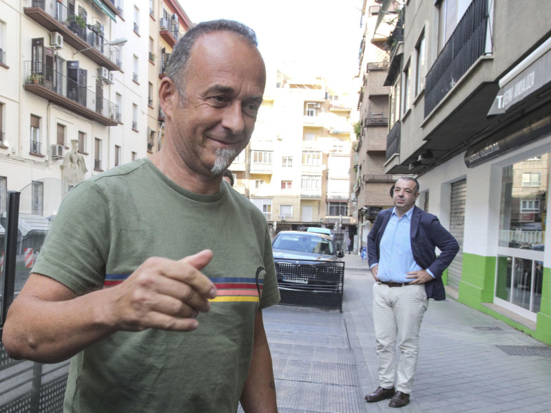 El italiano Francesco Arcuri, a quien Juana Rivas debe entregar este martes a su hijo menor por orden judicial, ha manifestado a su llegada a Granada que confía en regresar a Italia con él: "Tengo ganas de abrazarle, volver a casa y a nuestra vida". Tras una lucha judicial que dura meses, Juana Rivas debe entregar este martes a su hijo menor, de 11 años, al padre, el italiano Francesco Arcuri, en cumplimiento de la orden dictada por un juzgado de primera Instancia de Granada y ratificada por la Audiencia provincial y a la espera de lo que pueda decidir el Tribunal Constitucional, que se reunirá para estudiar la petición de medidas cautelares presentada por el abogado de la madre. EFE/Pepe Torres