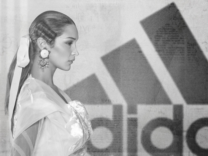 La modelo Bella Hadid con el logo de Adidas