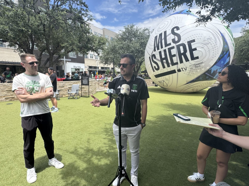 Nico atiende a los medios de comunicación