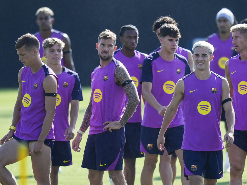 Los jugadores del FC Barcelona, durante el entrenamiento matinal del primer equipo del FC Barcelona en las instalaciones de la Ciudad Deportiva Joan Gamper