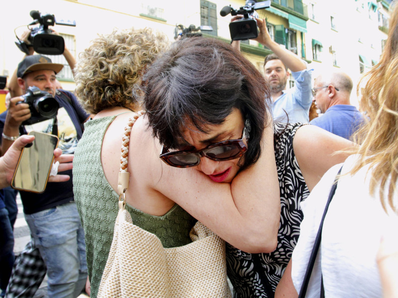 Juana Rivas a su llegada al punto de encuentro fijado por orden judicial para que su hijo menor se reencuentre con su padre, el italiano Francesco Arcuri, que tiene la custodia, este martes en Granada. Su llegada se ha producido sobre las 10:40 horas, minutos después de que el Tribunal Constitucional (TC) inadmitiera la petición de medidas cautelares solicitada por los abogados de Juana Rivas para suspender la entrega del niño. Daniel, de 11 años, ha llegado acompañado por su madre, que, visiblemente afectada, ha accedido al punto de encuentro familiar, donde un equipo de psicólogos y de los servicios sociales velará por que el intercambio se produzca de forma tranquila, como acordó la semana pasada el Juzgado de Primera Instancia 3 de Granada. EFE/ Pepe Torres