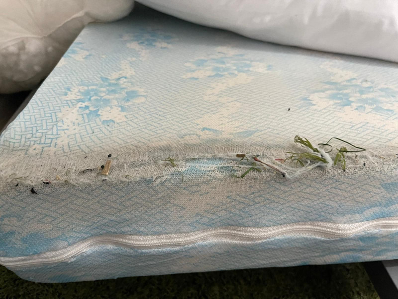 Imagen de unos de los colchones donde tienen que dormir los niños