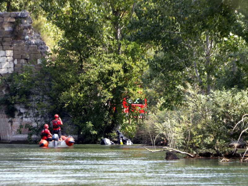 Rescate de un cadáver en el río Segre