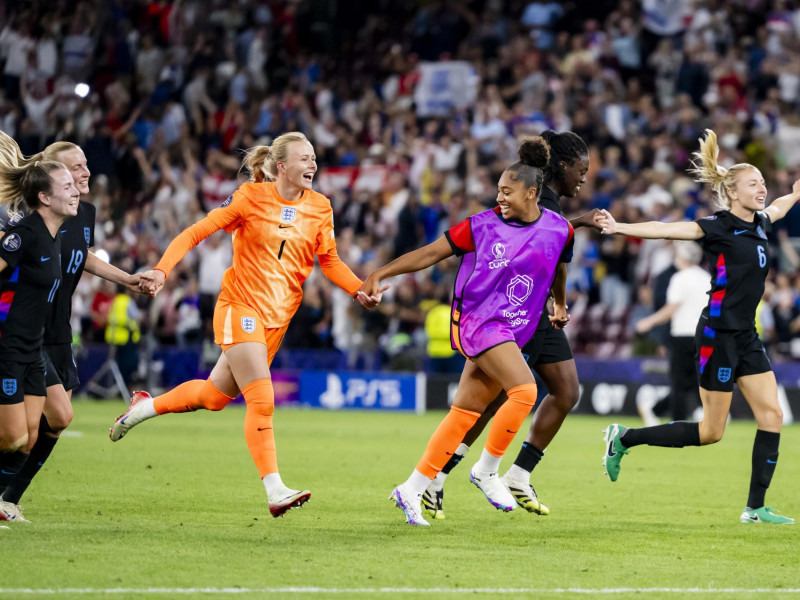 Las futbolistas de Inglaterra celebran con la portera Hannah Hampton (C) después de ganar el partido de semifinales de la Eurocopa Femenina de la UEFA 2025 entre Inglaterra e Italia.