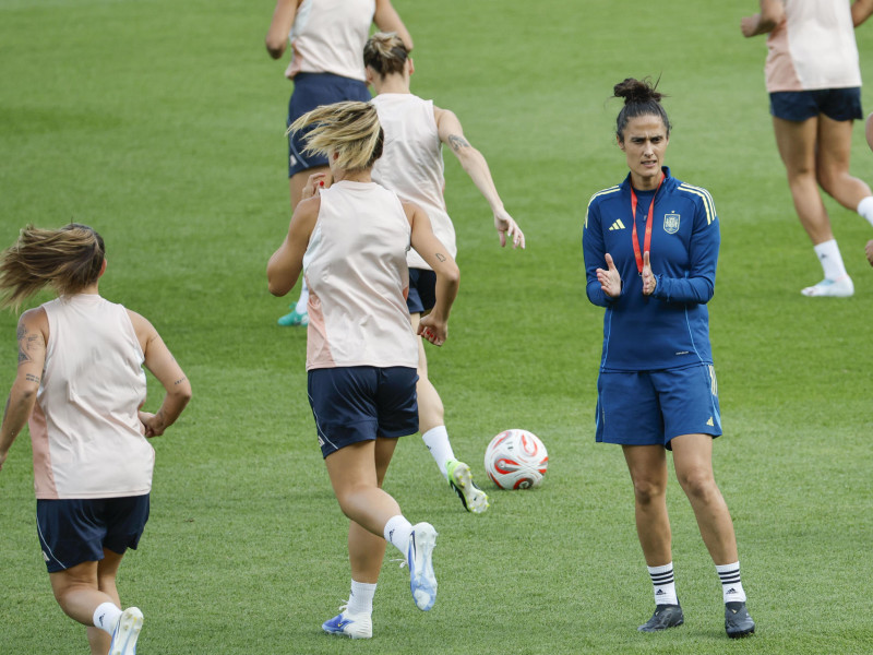 La seleccionadora española de fútbol femenino, Montse Tomé durante el entrenamiento celebrado este martes en el estadio Letzigrund de Zurich, en la víspera del partido de semifinales de la Eurocopa ante Alemania
