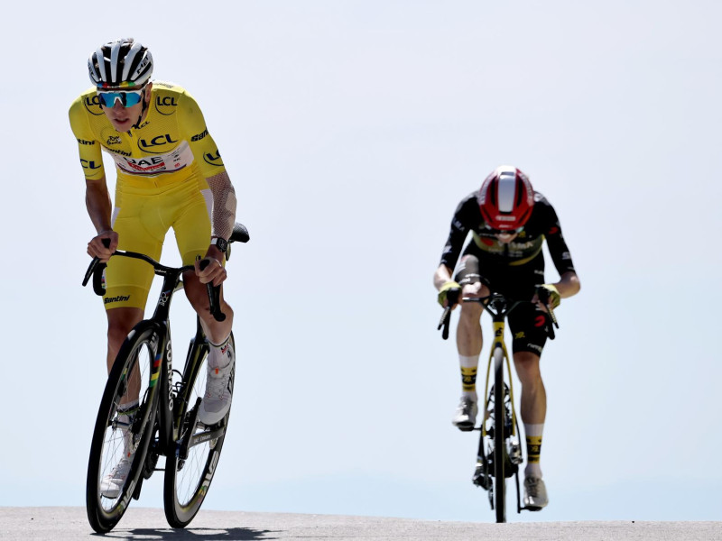 El ciclista esloveno Tadej Pogacar, líder de la general y maillot amarillo, del UAE Team Emirates, se acerca a la meta por delante del danés Jonas Vingegaard, del Team Visma-Lease a Bike, en la 16.ª etapa del Tour de Francia entre Montpellier y Mont Ventoux