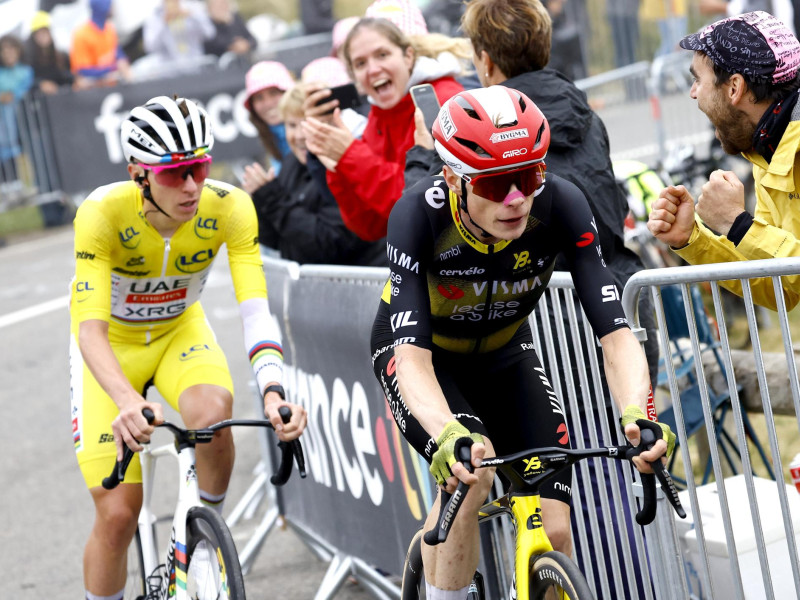 El líder de la general del maillot amarillo, el ciclista esloveno Tadej Pogacar del UAE Team Emirates y el ciclista danés Jonas Vingegaard (D) del Team Visma-Lease a Bike en acción en la subida final de la 14ª etapa del Tour de Francia de 182,6 km de Pau a Luchon-Superbagneres.