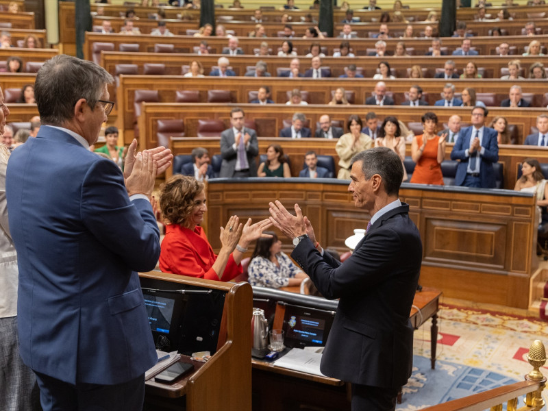 El presidente del Gobierno, Pedro Sánchez, aplaude durante un pleno extraordinario, en el Congreso de los Diputados
