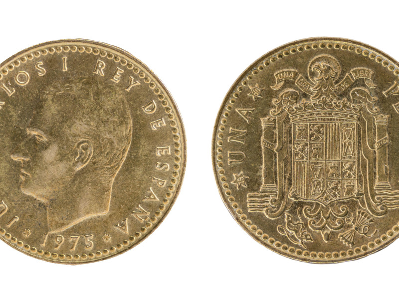 Moneda de una peseta de España con la esfinge del rey Juan Carlos I y el escudo constitucional