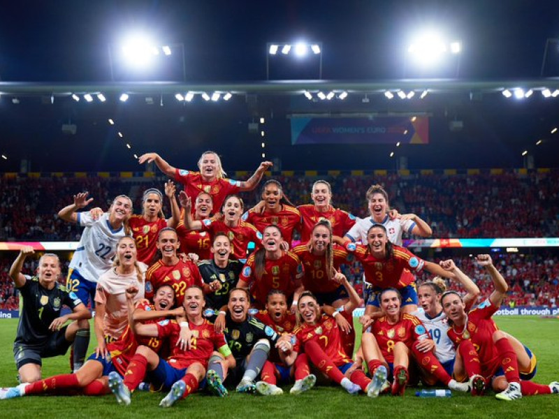 La selección femenina española celebrando su pase a semifinales de la Euro 2025