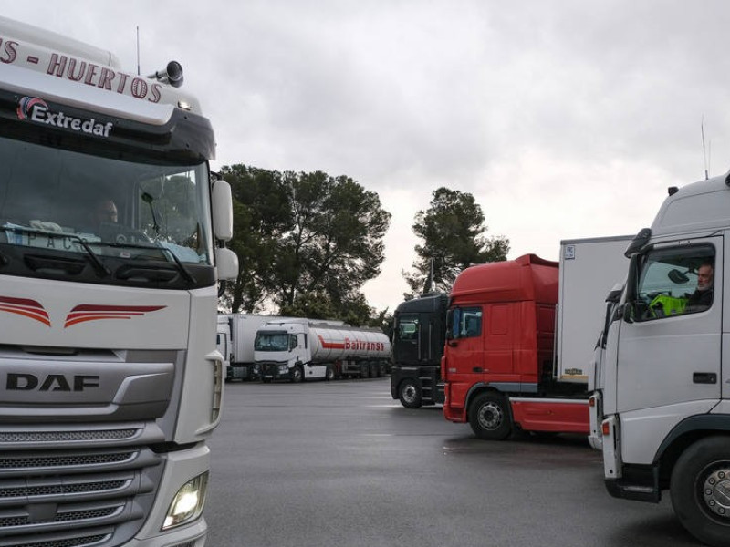 Camiones estacionados en un área de servicio